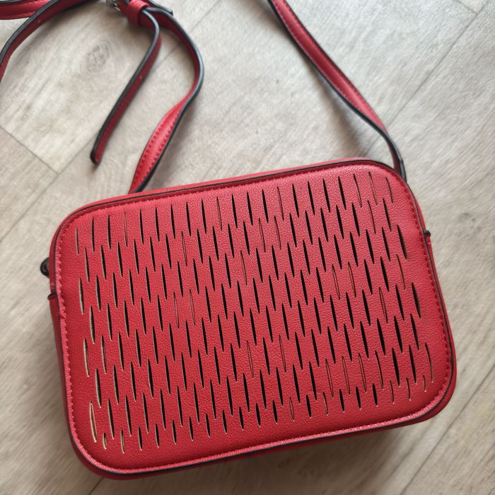 Нова червена чанта