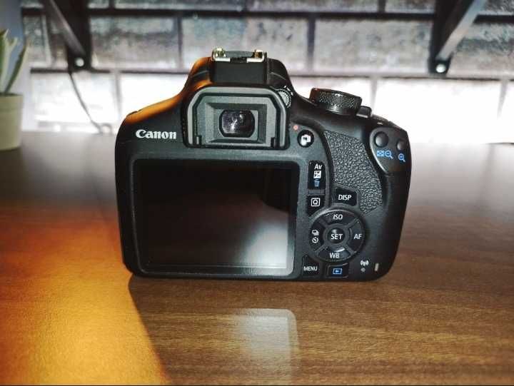 [ Cititi descrierea ] Aparat foto Canon 2000D + Obiectiv 18-55mm + accesorii