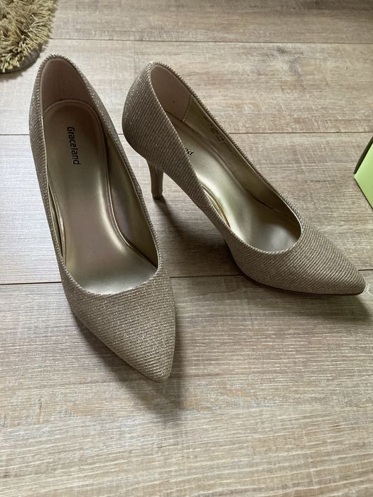 Златисти обувки на ток 38