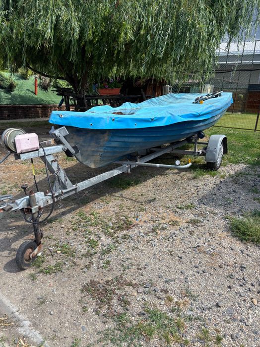 Barca de pescuit cu motor