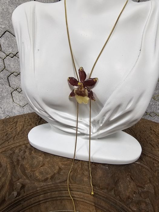 Колие с естествен цвят на мини орхидея.