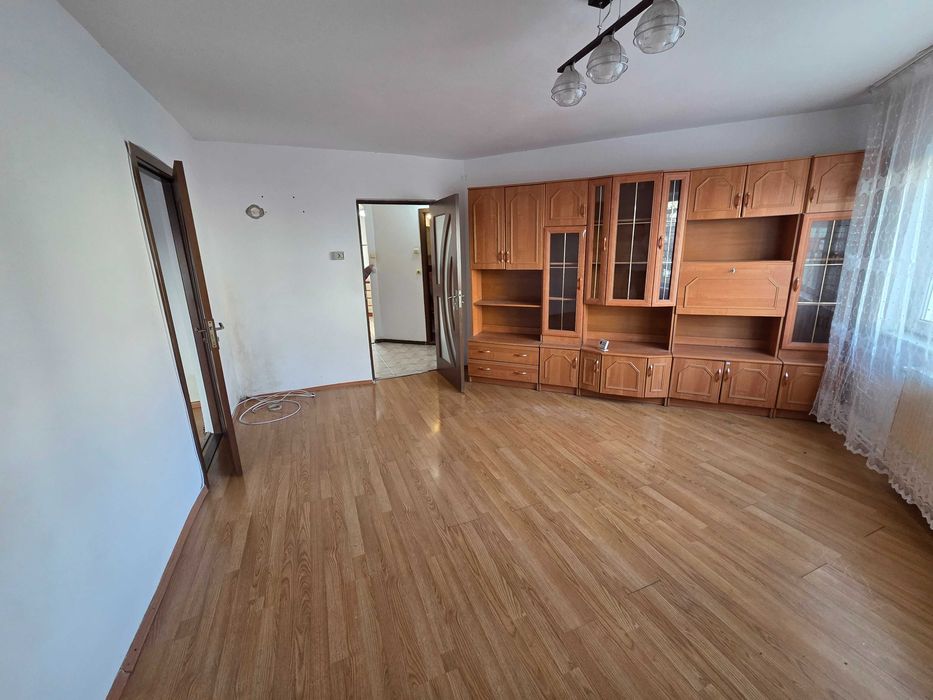 Închiriez apartament ultracentral cu 3camere, 2 bai et 1, 1 Mai