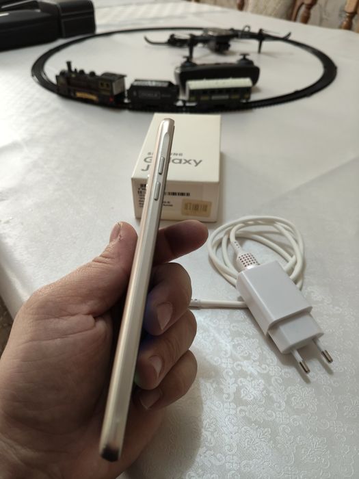 Продам Samsung J7 2016