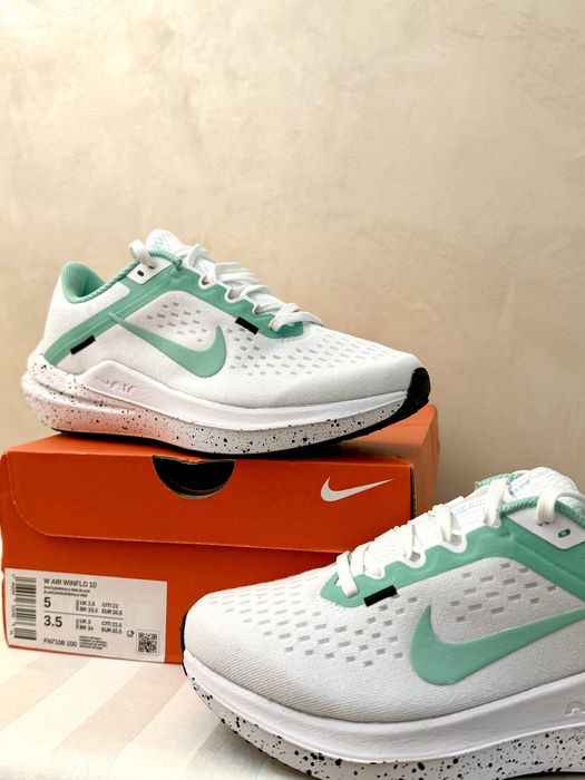 Кроссовки женские