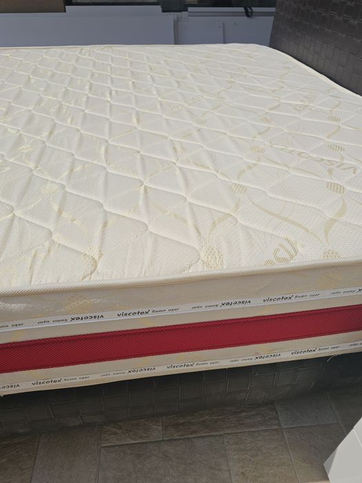 Vand Pat cu saltea inclusa 200x160 sunt noi  plus 2 noptiere in stare buna