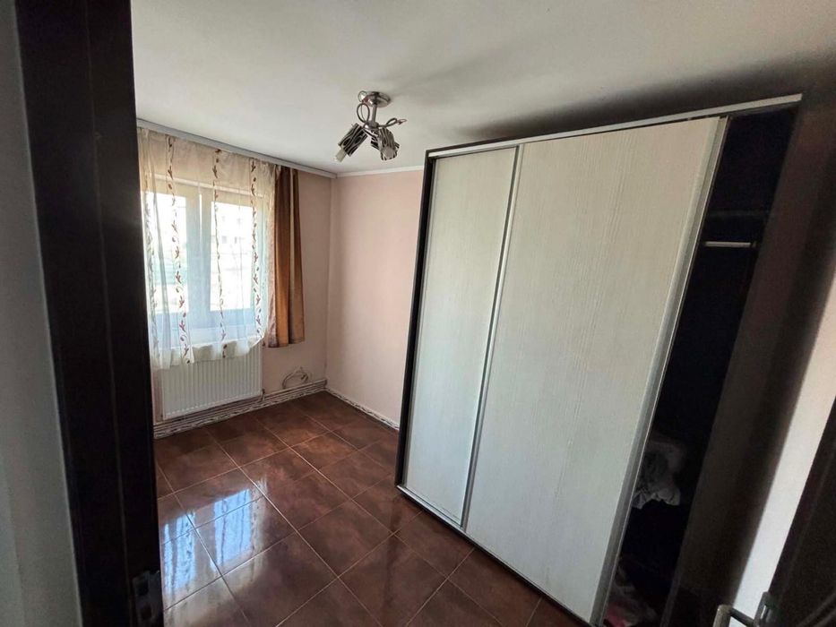 Apartament 3 camere de vanzare — fotografia 1