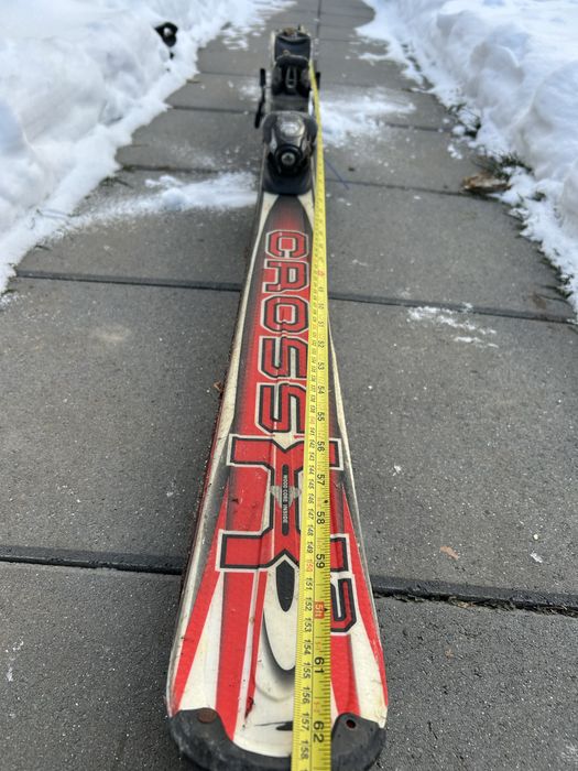 Vând schiuri 200 lei perechea!