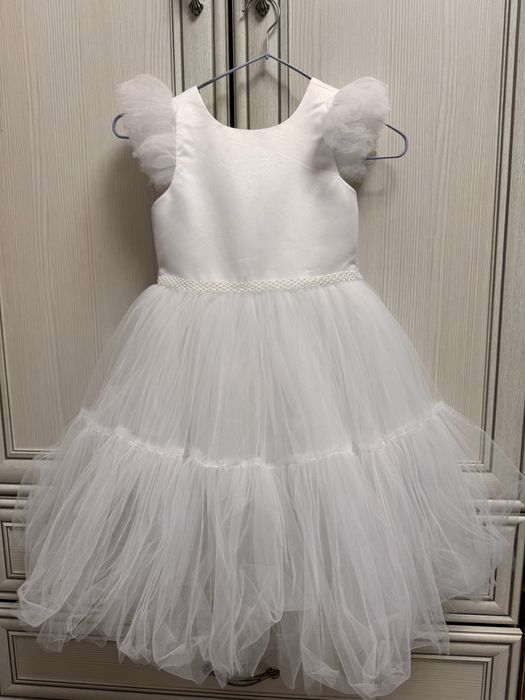 Нарядное  белое платье для девочки