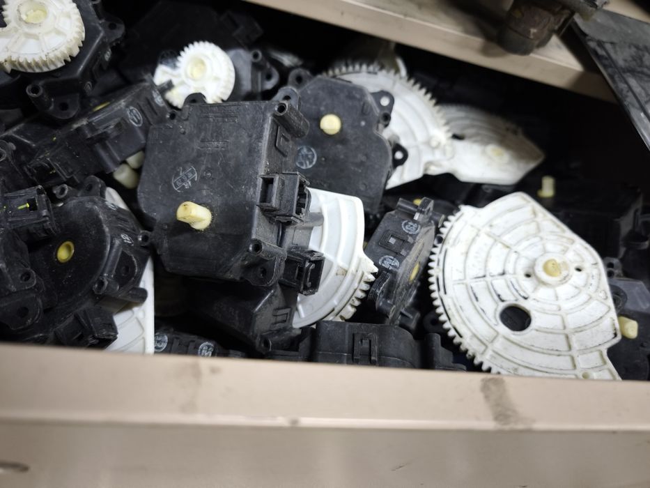 Сервоприводы на запчасти оптом по 3000