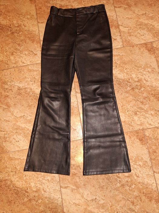 Pantaloni imitație piele,negri,stare foarte buna,reglabili