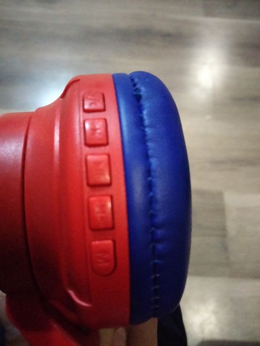 Наушники в красным цвете