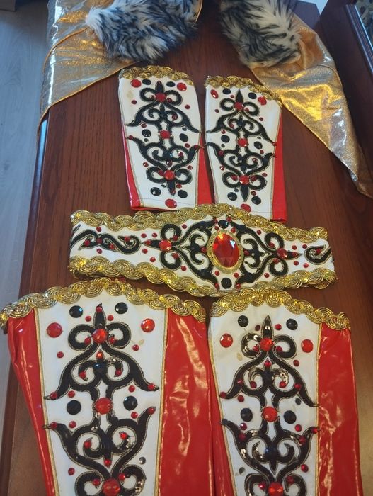 Продам костюмы детские