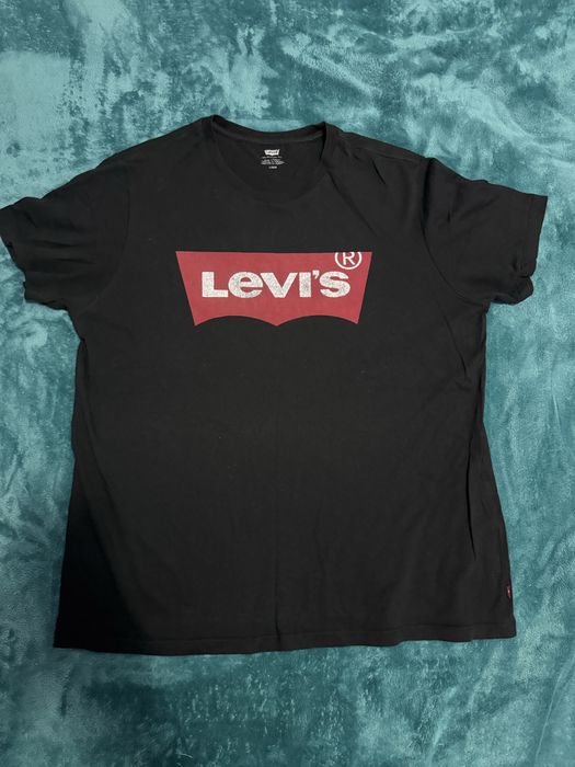 Tricou Levi’s.
