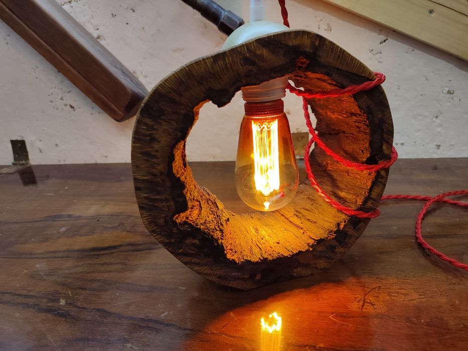 Ръчно изработена дървена лампа