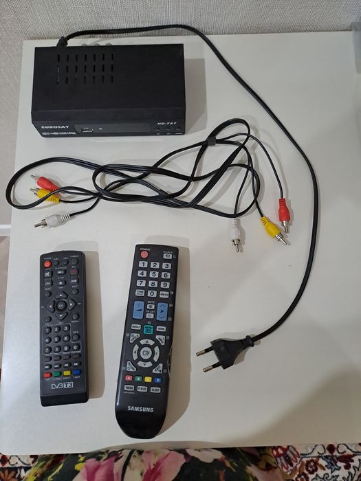 Срочно продаётся телевизор SAMSUNG , тюнер HD-757 и Приставка 4K ULTRA