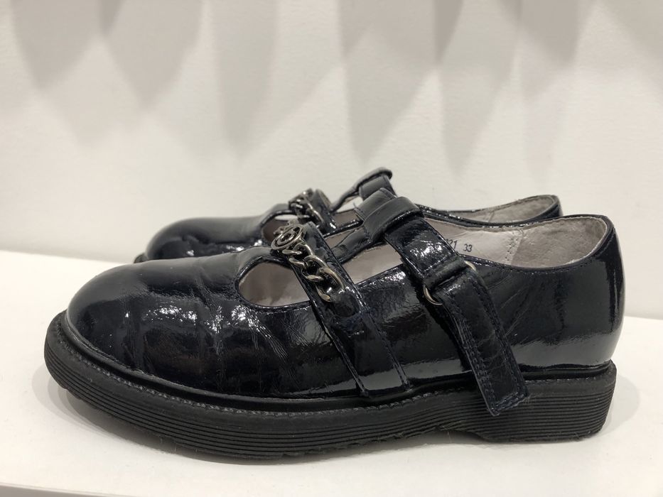 Школьные лаковые туфли