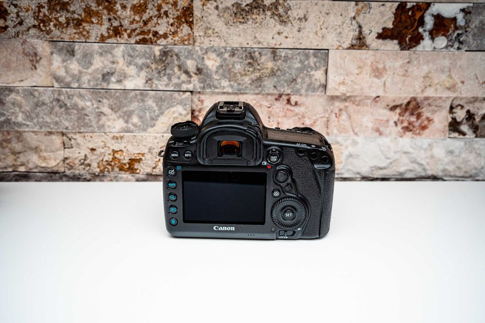 Canon 5D Mark IV 36K