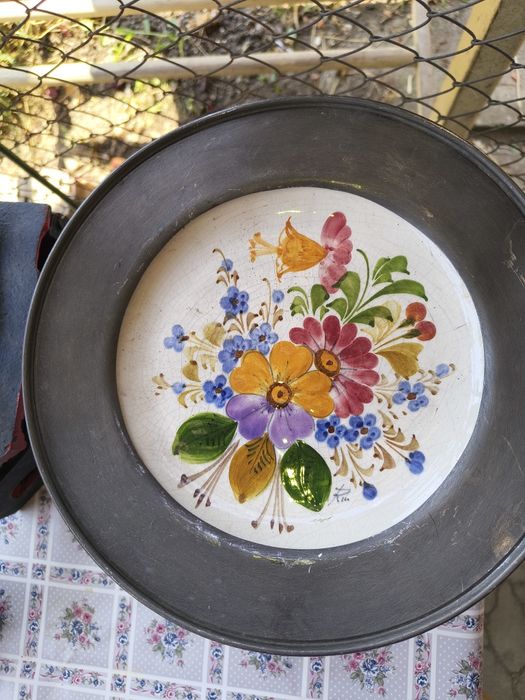 Farfurie decorativa încadrată în metal