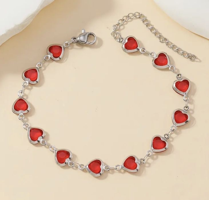 Дамска гривна със сърца от червен кристал / Свети Валентин + КУТИЙКА