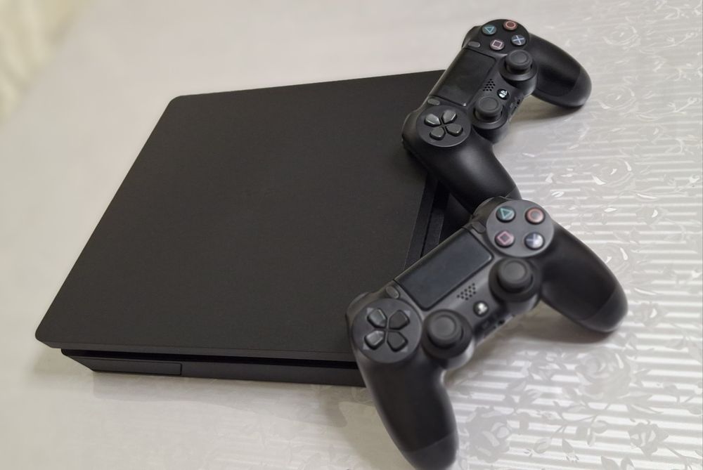 Sony PlayStation 4 (Slim)