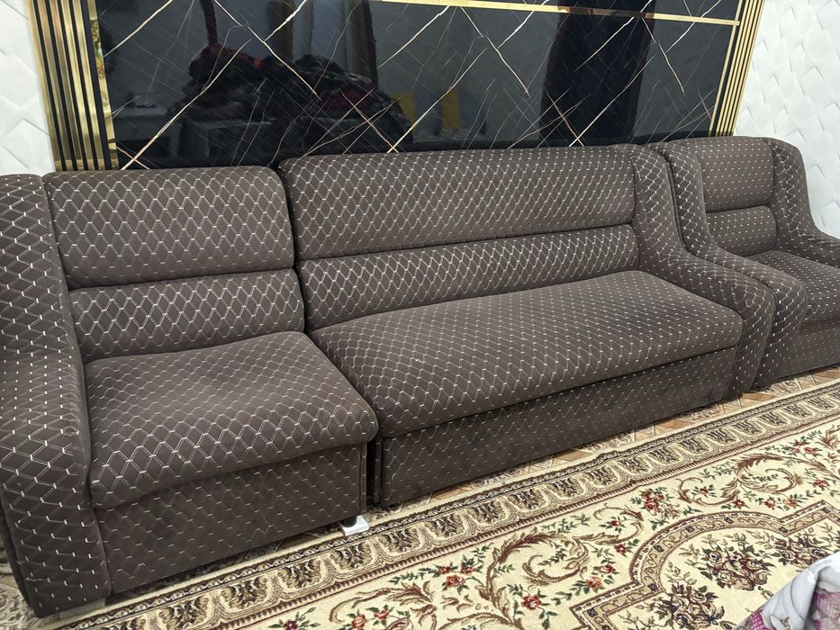 Диван с подушками