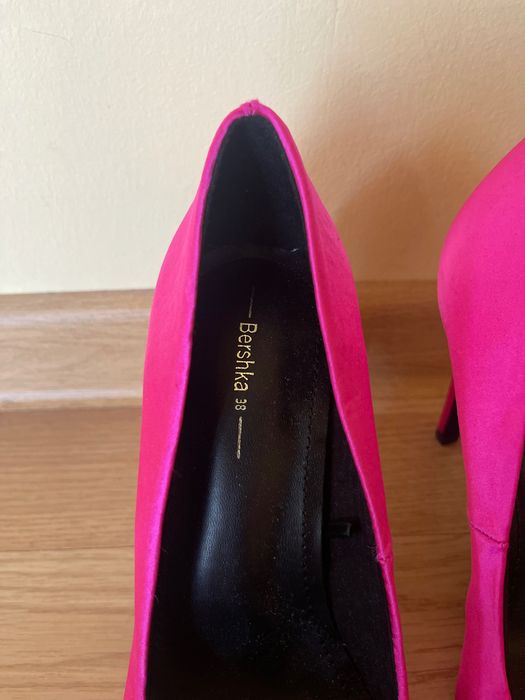 Pantofi roz neon cu funde Bershka cu toc, marimea 38, nepurtati