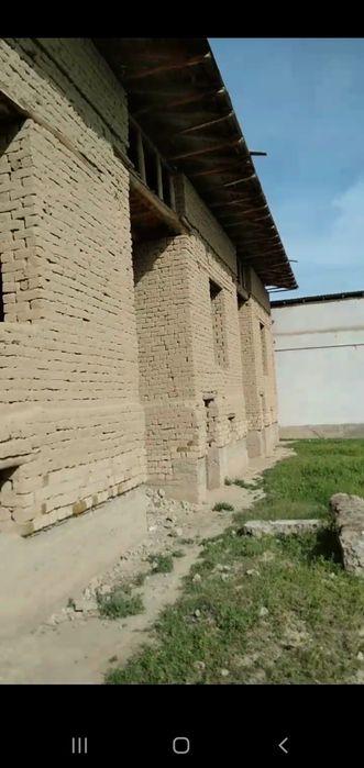 Yangiyolda 14 sòtx 2 etajli 8ta xonali uy sotiladi