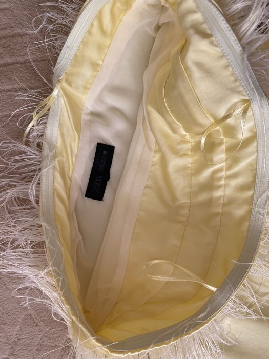 Сатенена жълта рокля от Zara