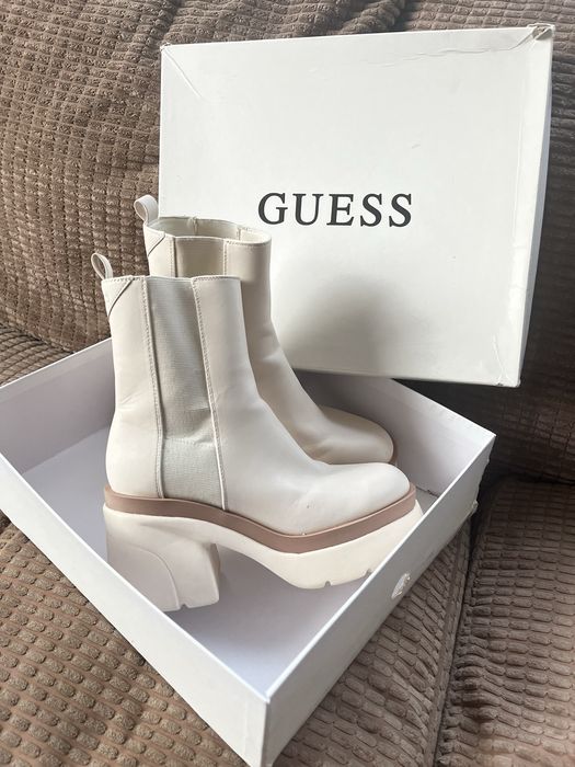 Кожени боти GUESS