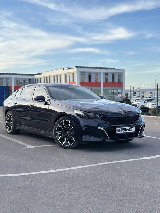 Bmw i5 40L m paket 713km zapas hod2025 с телевизором и проекцией