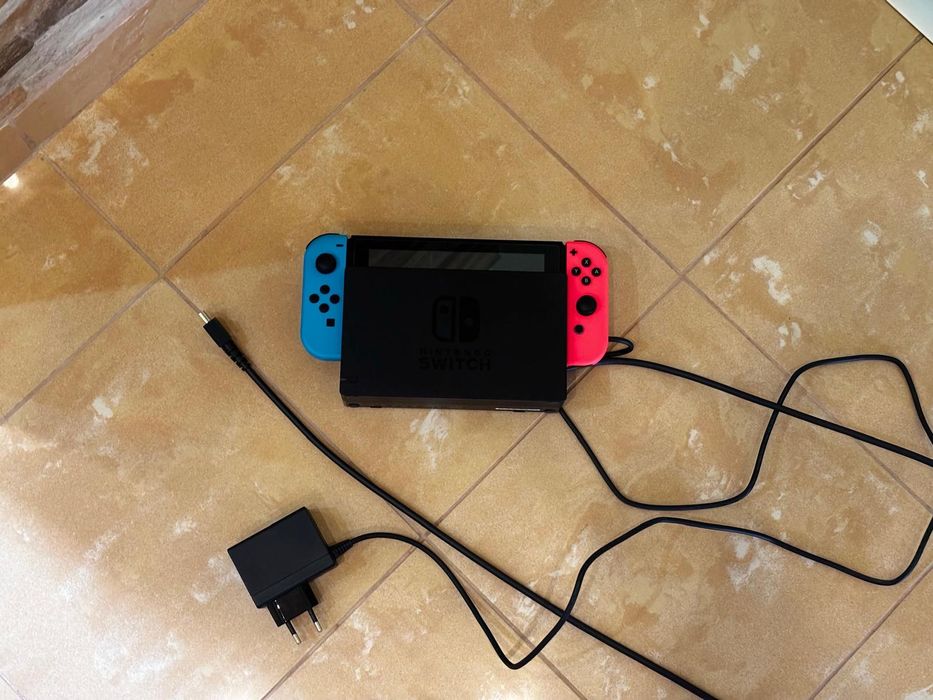 Vând Consola Nintendo Switch V2 cu JOY-CONS Red/Blue.