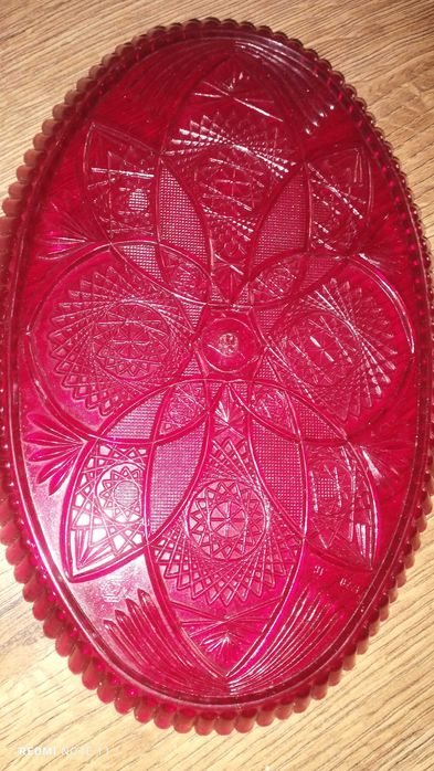 Пластмасови червени Чинии