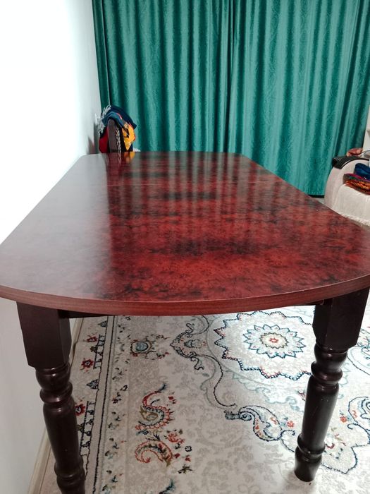 Продам стол для гостинной