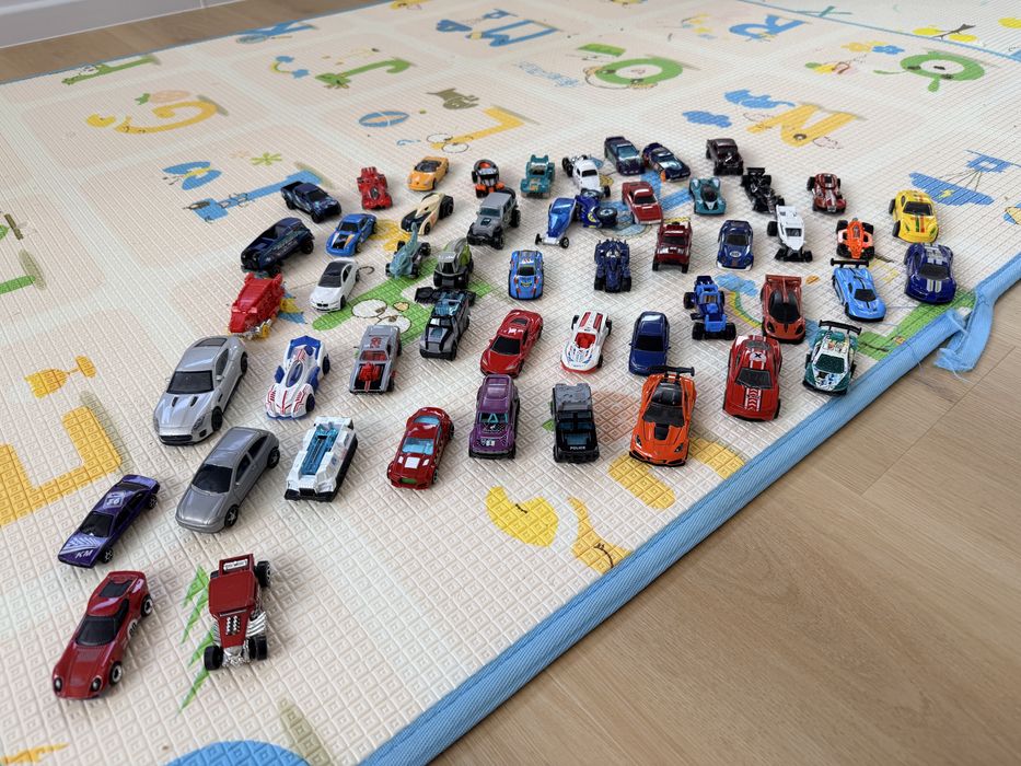 Lot mașinuțe metalice, majoritatea hot wheels (aprox. 60 buc.)
