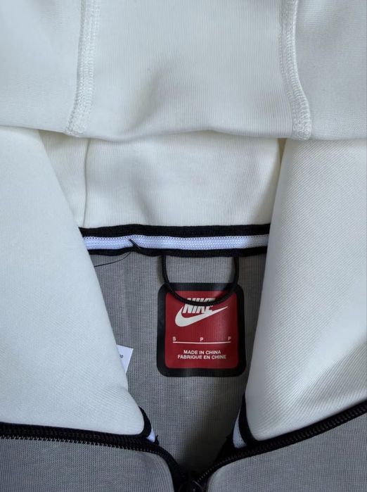 Бело-серая зипка Nike Tech Fleece