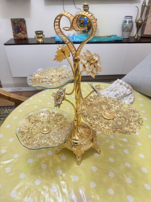 Ваза, конфетница,этажерка золотого цвета