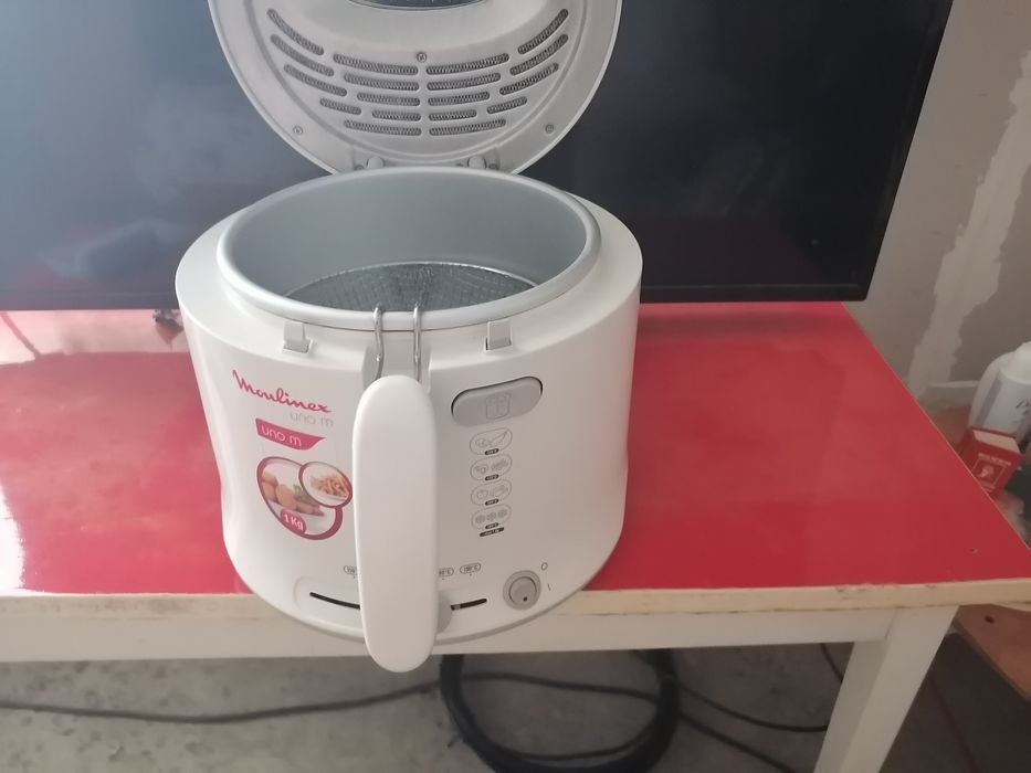 Vând friteuza cu ulei