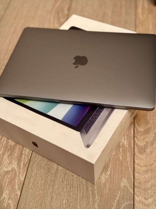 MacBook Pro 13 cu Touch Bar, M1, 8GB, 256GB SSD, Space Grey, Late 2020