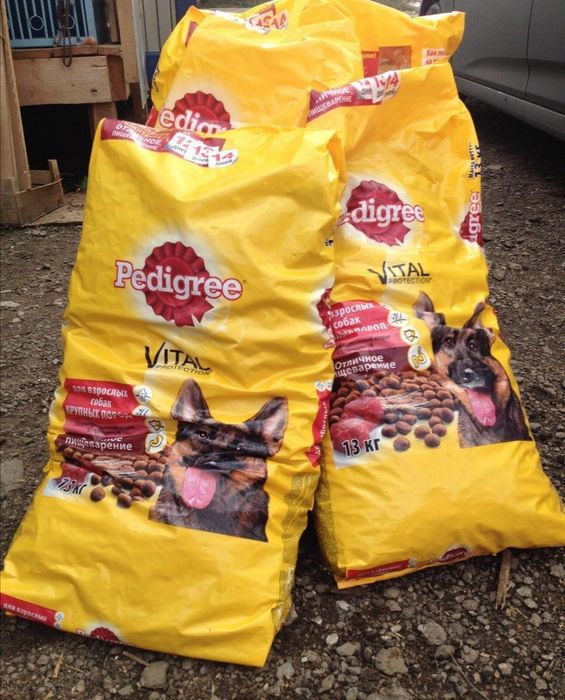 Корма для кошек и собак.