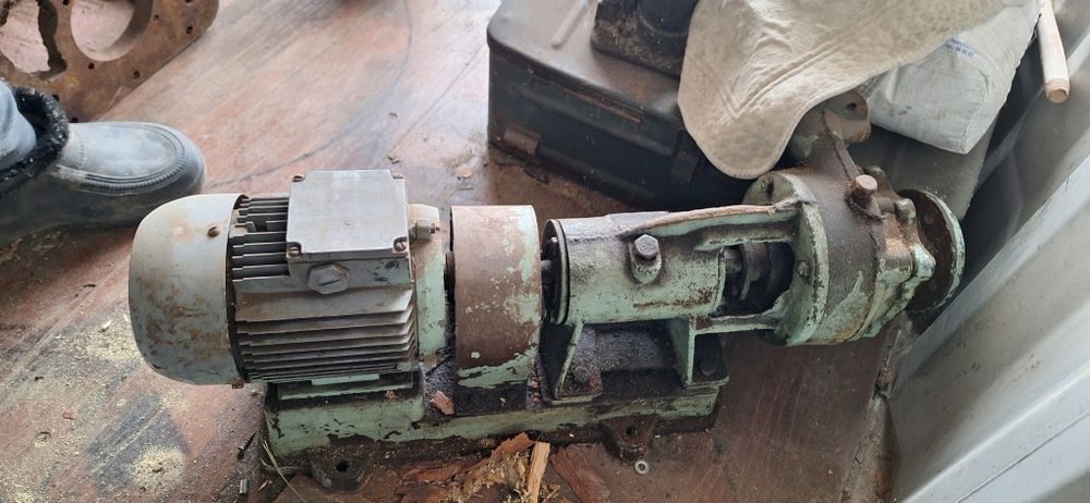 Продам двигатель с помпой