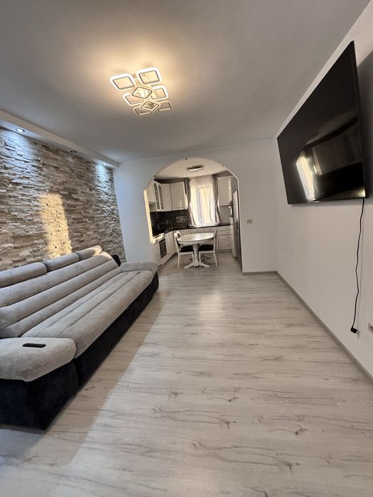 Apartament cu 3 camere de închiriat