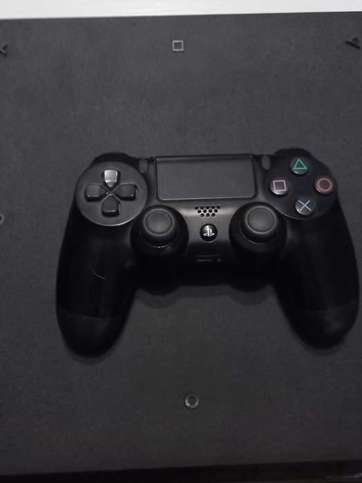 Vând PlayStation 4 perfect funcționabil