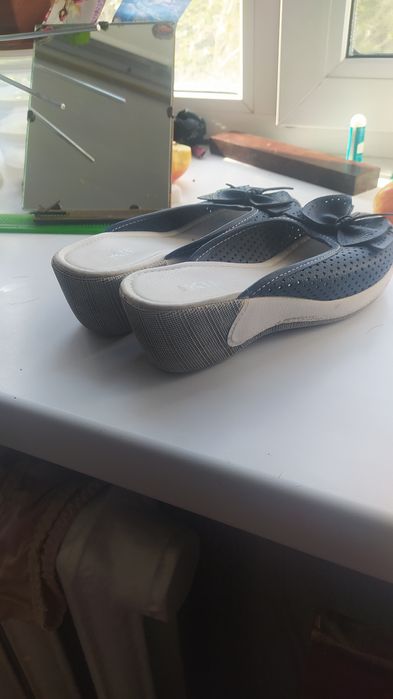 Продаю женскую обувь