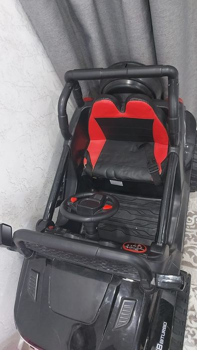 Детский машина , пулть и зарядка есть