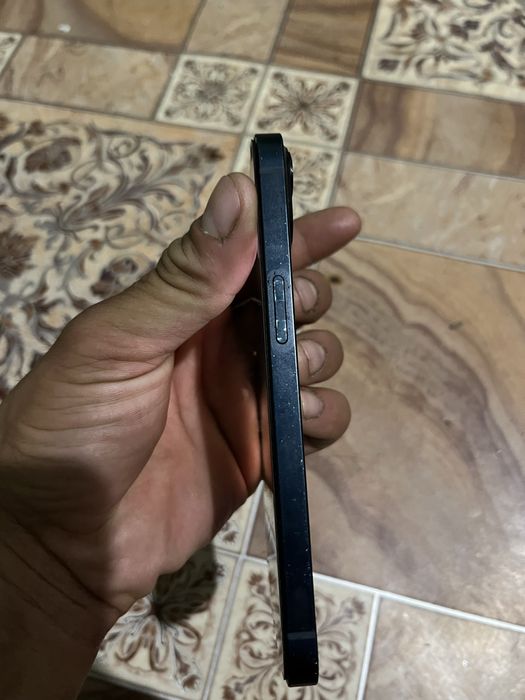 Продам телефон iPhone 13 в хорошем состоянии