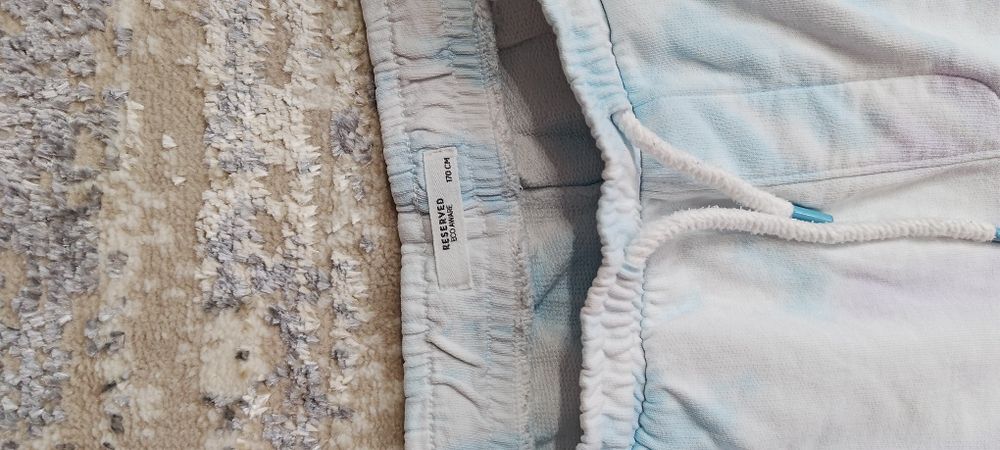 Vând pantaloni scurți, marca Reserved