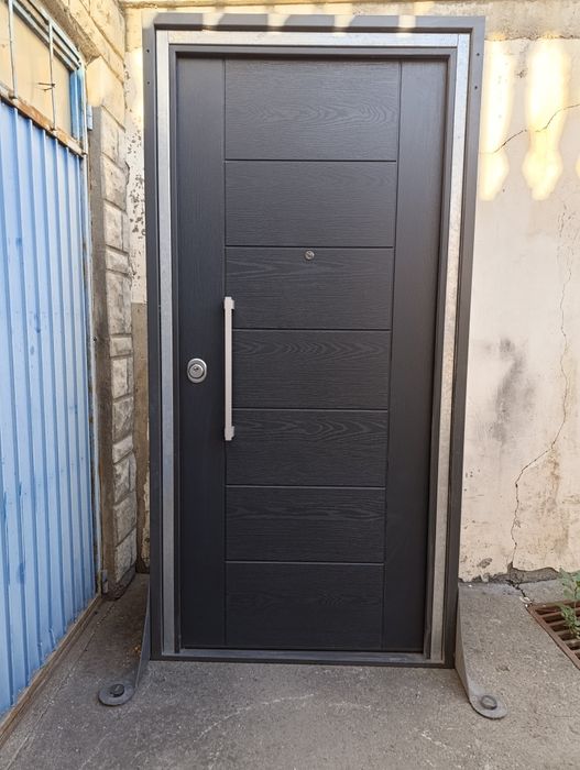 Ușă de exterior metalică blindată  (fibră sticlă/PVC alb), stare impecabilă, nouă- 94x210 cm