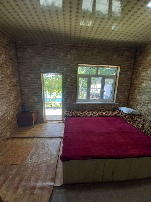 Срочно продается участок в Чирчике 1 азочик 6 соток 3 ком и пристройка