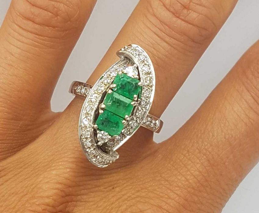 Spectaculos inel vintage din aur 18 k, smaralde si diamante naturale