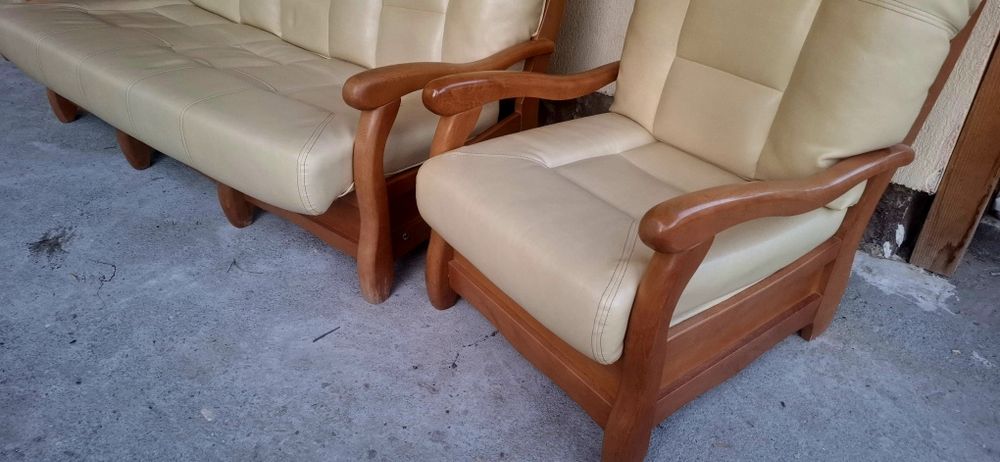 Canapea si 2 fotolii din piele sj lemn masiv.